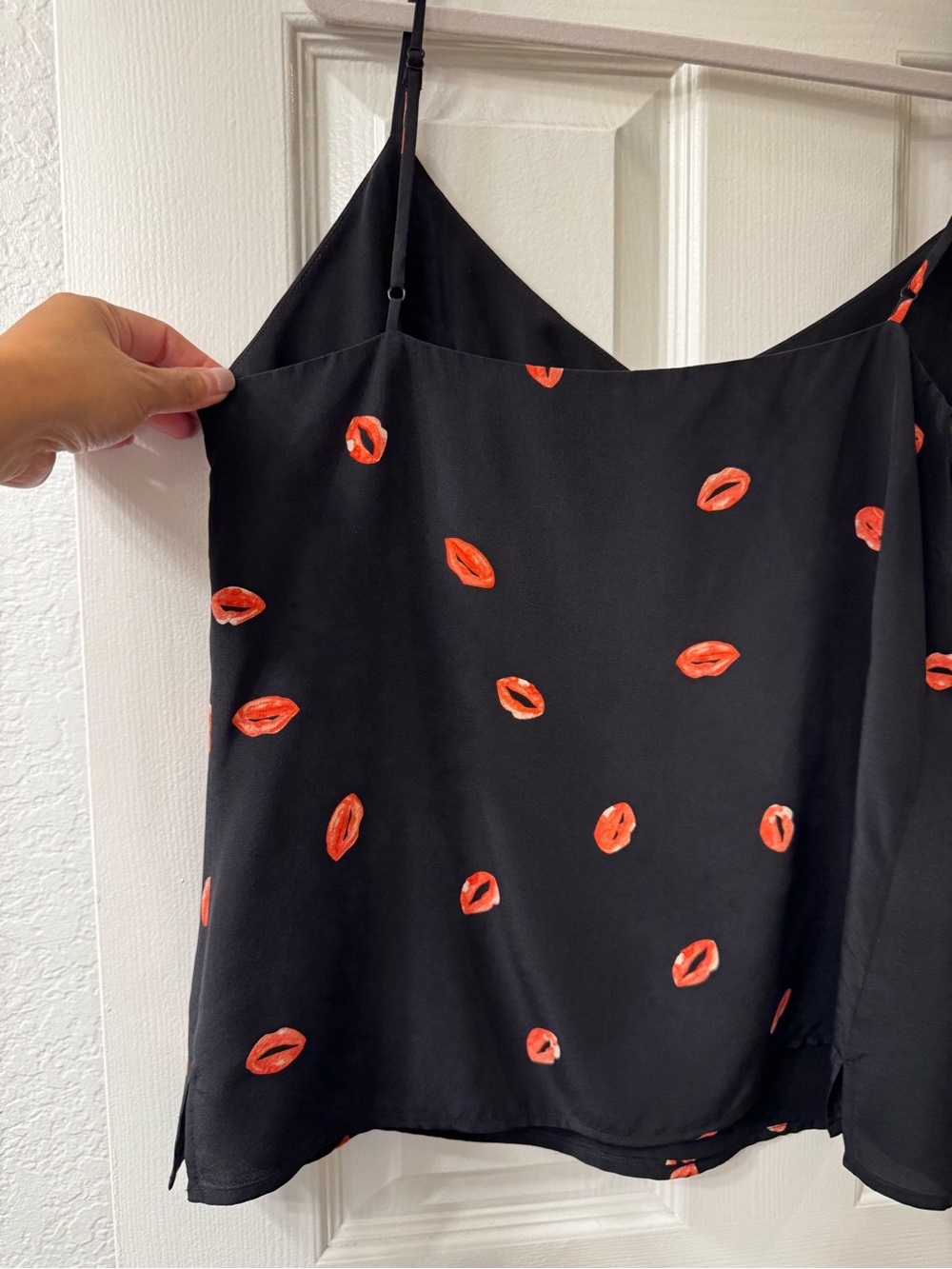 L'AGENCE Jane Camisole Black Silk Spaghetti-Strap Pink Lip Motif Sz SP - Picture 7 of 11